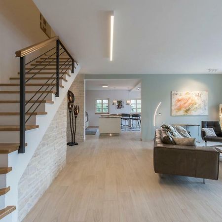 Design And Luxury Villa With Pool Kukci Bagian luar foto
