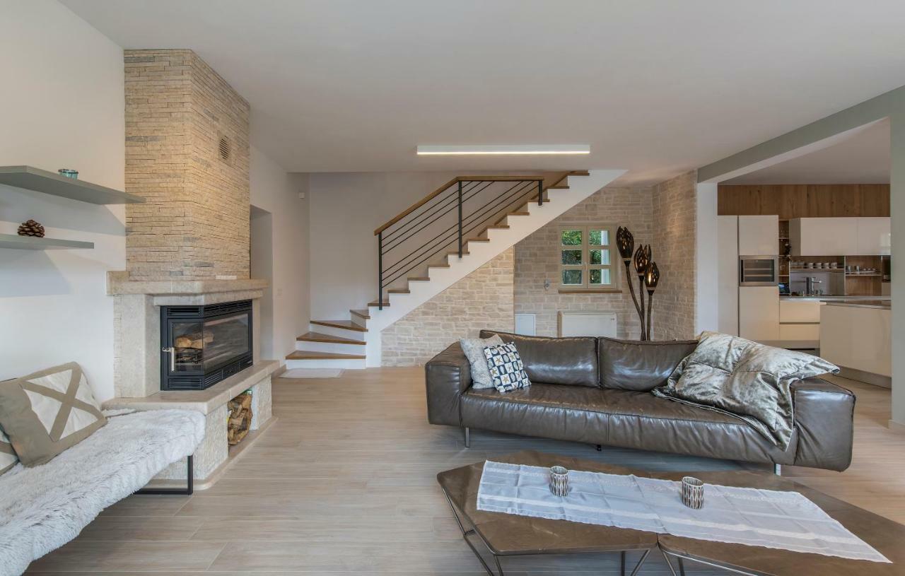 Design And Luxury Villa With Pool Kukci Bagian luar foto